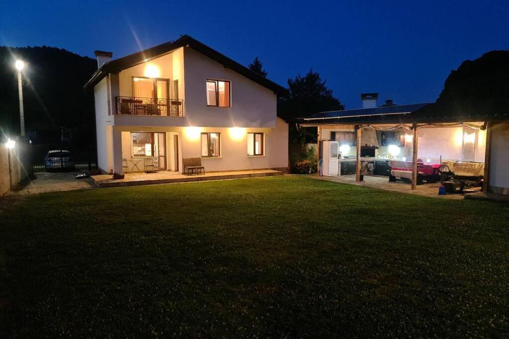 Villa Двете Къщи В Планината Beli Osŭm Esterno foto