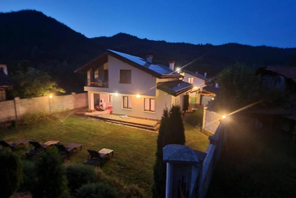 Villa Двете Къщи В Планината Beli Osŭm Esterno foto